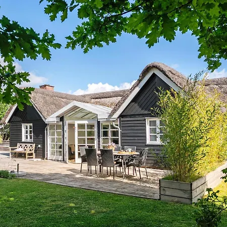 2 Bedroom Beautiful In Dom wakacyjny Børkop