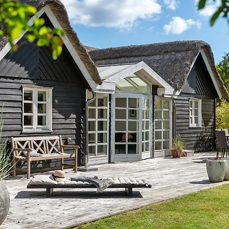 2 Bedroom Beautiful In Dom wakacyjny