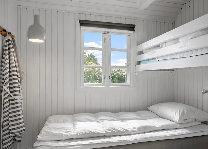 2 Bedroom Beautiful In Semesterbostad *